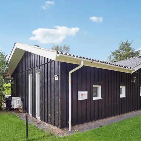 Cozy In Knebel With Indoor Swimming Pool Semesterbostad Skødshoved Strand